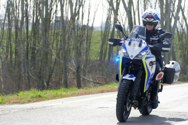 MOTO MORINI, CON LA SUA ICONICA X-CAPE, PARTNER DELLA POLIZIA LOCALE INSIEME A BERTAZZONI