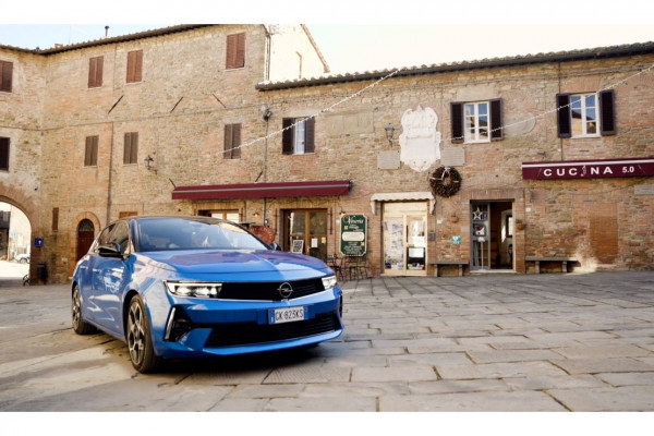 Opel Astra Plug-in Hybrid alla scoperta dei borghi dell’Umbria