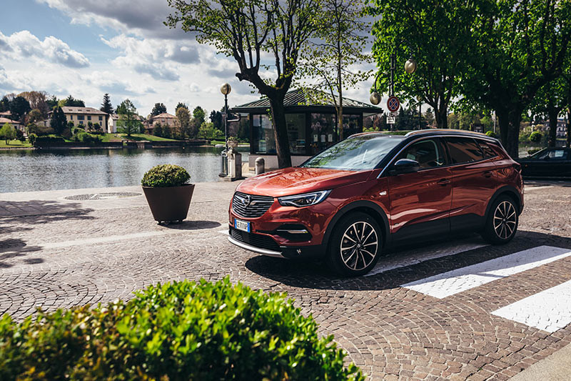 Opel Grandland X Hybrid4: i sistemi di assistenza rendono semplice guidare una vettura ibrida